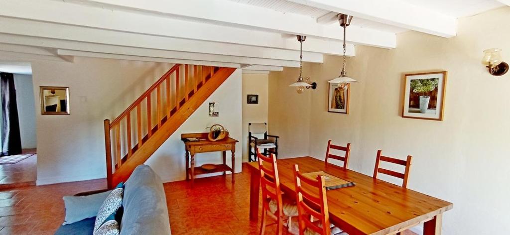 - un salon avec une table en bois et un canapé dans l'établissement Cottage l'Atelier, piscine, terrain de loisirs, à Marigny