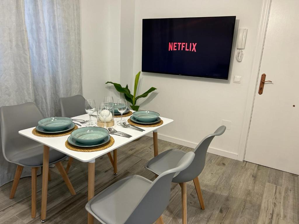 une salle à manger avec une table et des chaises blanches dans l'établissement Apartment Poniente Beach, à Torre del Mar