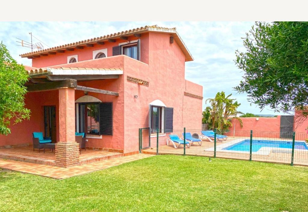 een huis met een zwembad ervoor bij Casa Fatima in El Palmar