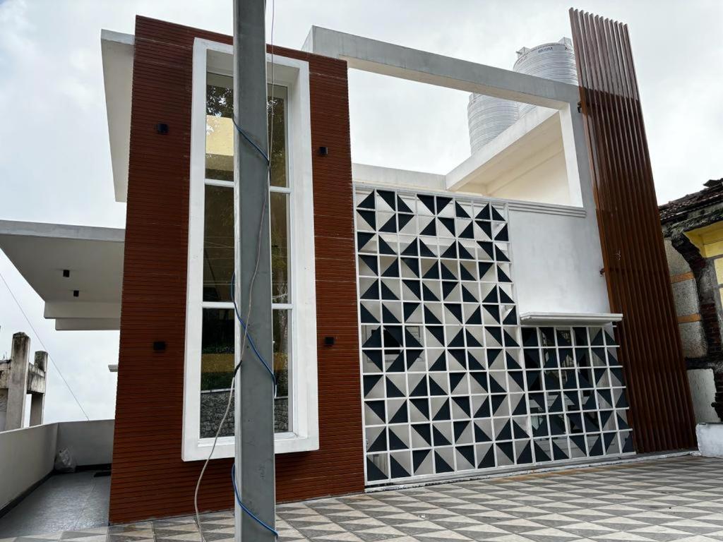 een gevel van een gebouw met een geometrisch ontwerp erop bij Sanjay Home Stay in Kodaikānāl