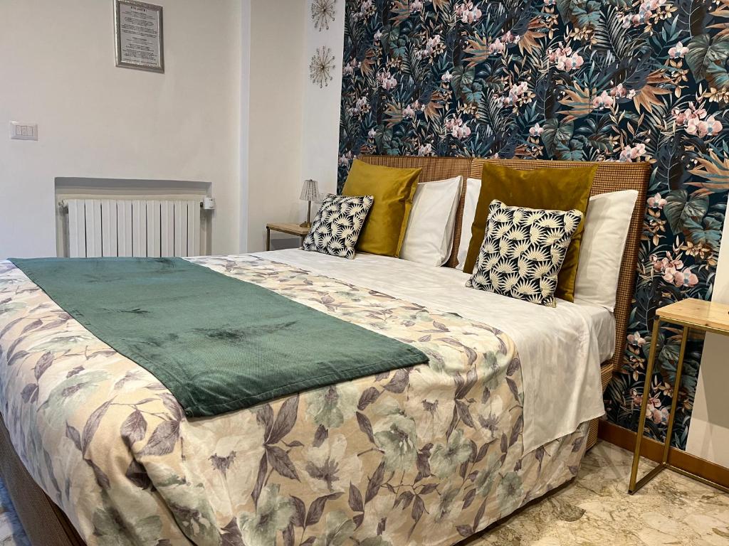 ein Schlafzimmer mit einem großen Bett mit Blumentapete in der Unterkunft Suite Fimabechi in Bari