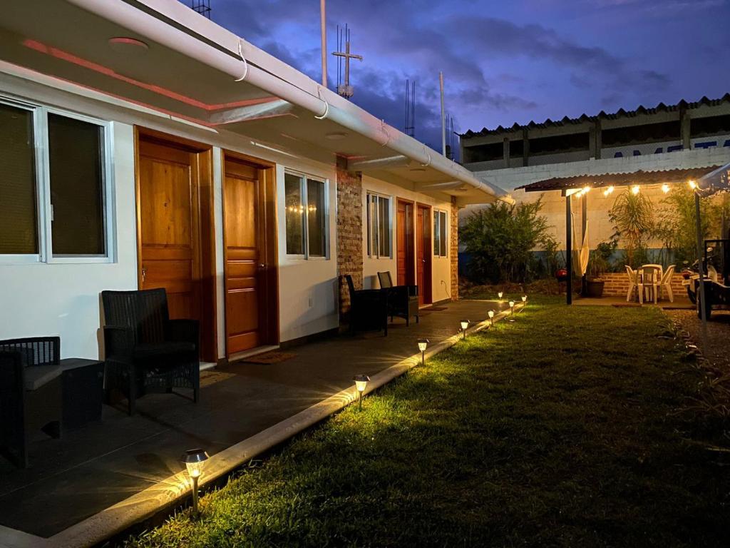 ein Haus mit Lichtern auf dem Hof in der Nacht in der Unterkunft KC Hotel & Suites in Comitán de Domínguez