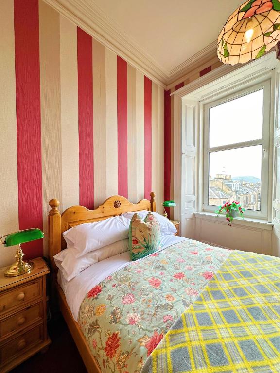 Postel nebo postele na pokoji v ubytování Rosehall Hotel