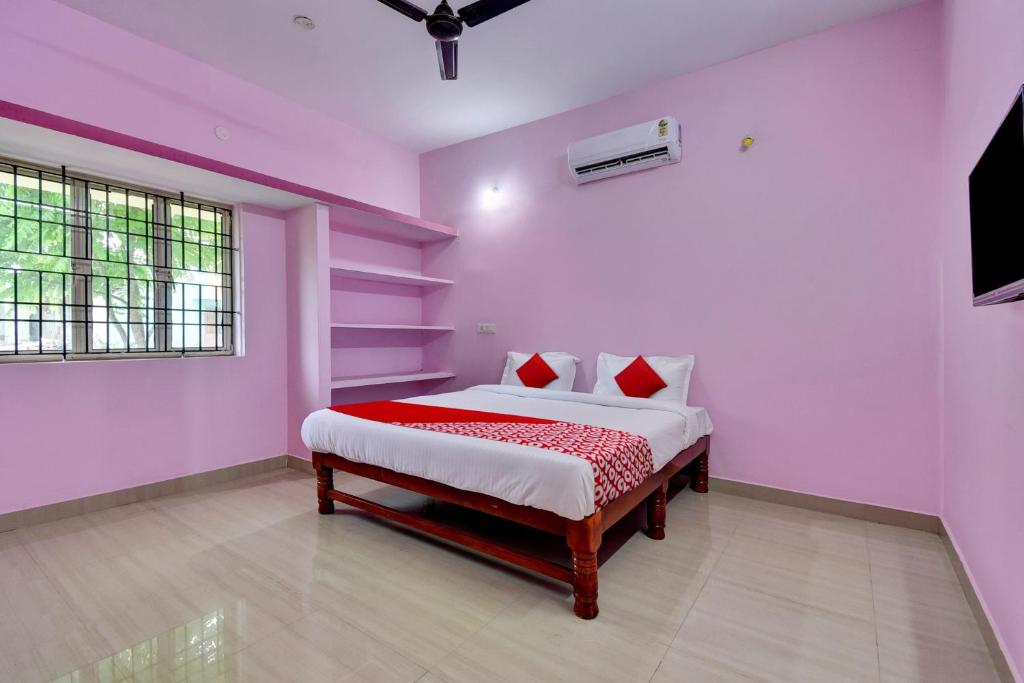 清奈的住宿－Hotel S P Stay'S，卧室设有粉红色的墙壁、一张床和电视