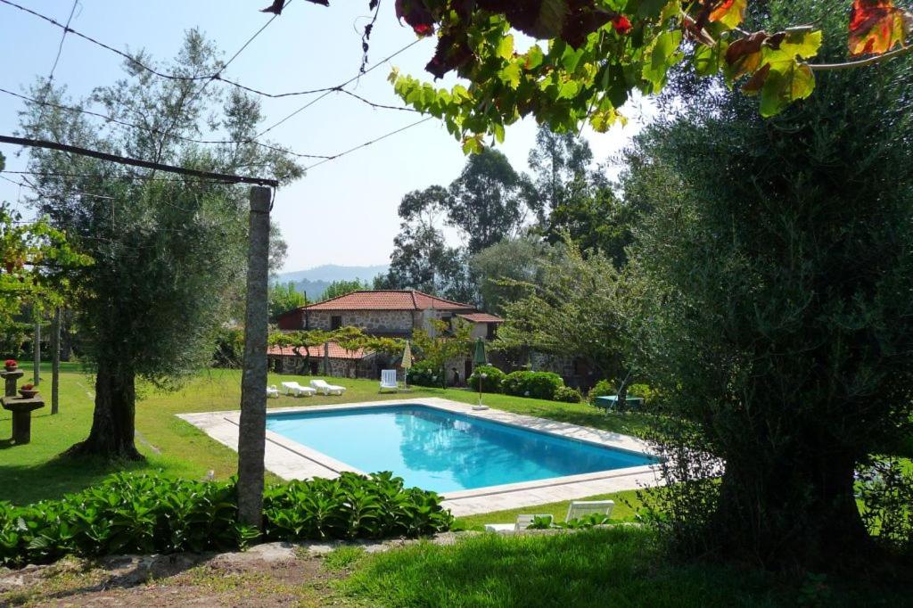 Proselo的住宿－Casa do Solar，一座房子的院子内的游泳池
