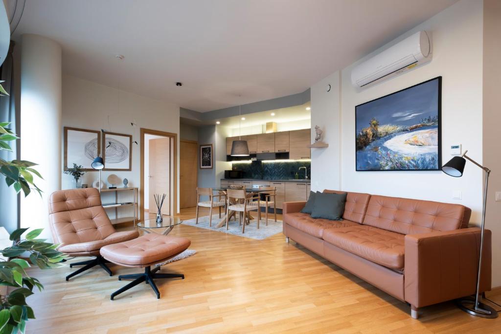 sala de estar con sofá y 2 sillas en 2 Bedroom Apt, 2 Garage Spots & Balconies, Self Check-in, by Cohost, en Druskininkai