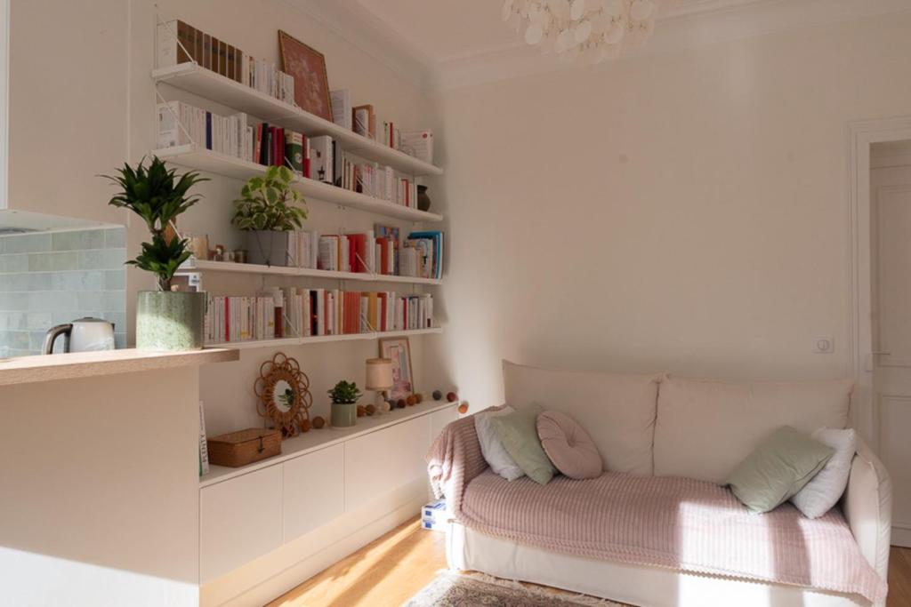 - un salon avec un canapé et des étagères dans l'établissement Luxury cocoon in Paris 11th, à Paris