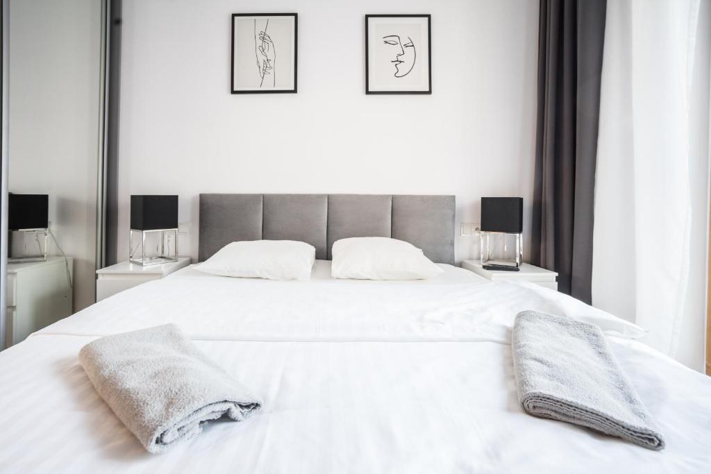 Łóżko lub łóżka w pokoju w obiekcie VipWarsawApartments Amber Mennica Residence