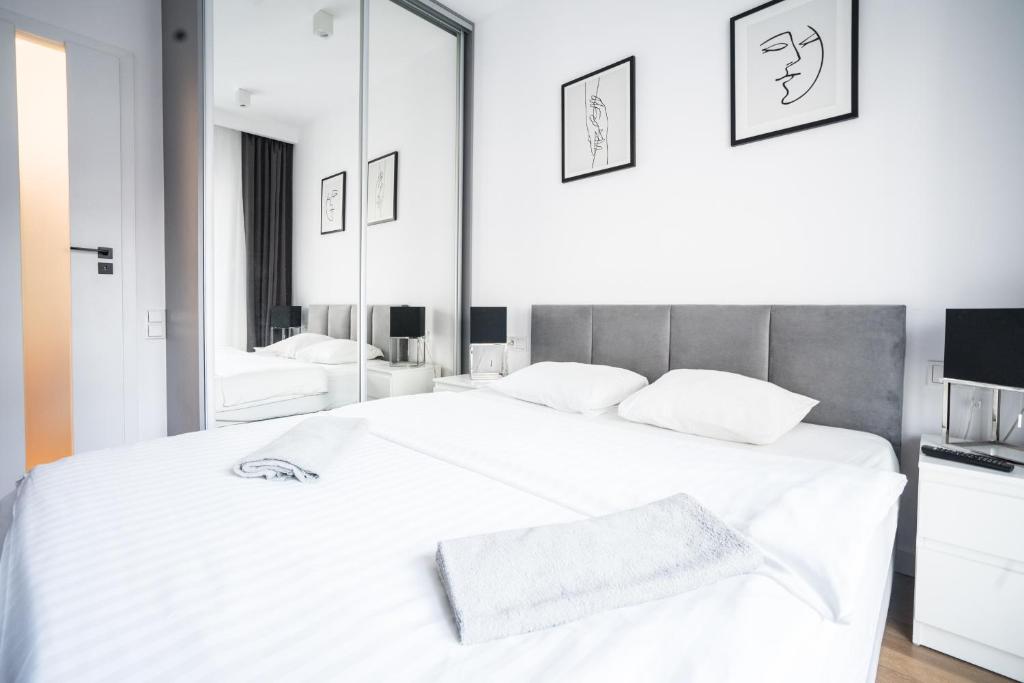 Łóżko lub łóżka w pokoju w obiekcie VipWarsawApartments Amber Mennica Residence