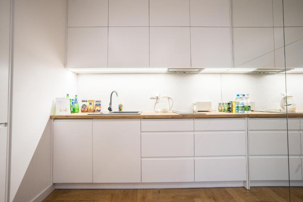 Kuchnia lub aneks kuchenny w obiekcie VipWarsawApartments Amber Mennica Residence