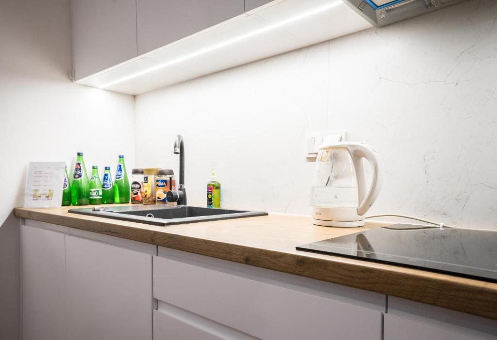 Kuchnia lub aneks kuchenny w obiekcie VipWarsawApartments Amber Mennica Residence