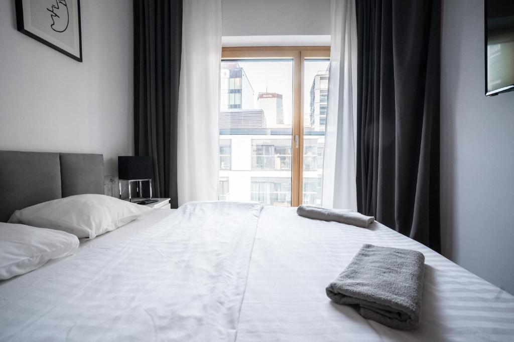 Łóżko lub łóżka w pokoju w obiekcie VipWarsawApartments Amber Mennica Residence