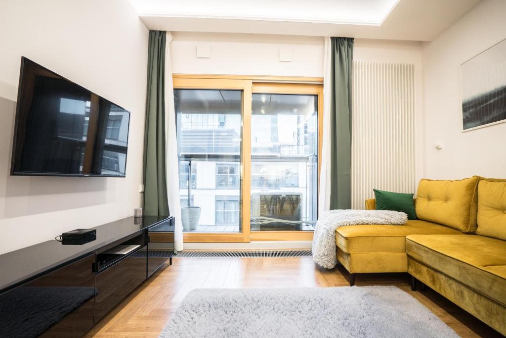 Telewizja i/lub zestaw kina domowego w obiekcie VipWarsawApartments Amber Mennica Residence