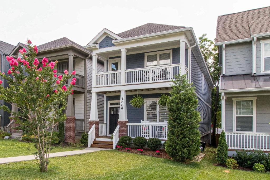 a house with a balcony on the side of it at NEW 7 mins to Broadway Sleeps 8 in Nashville