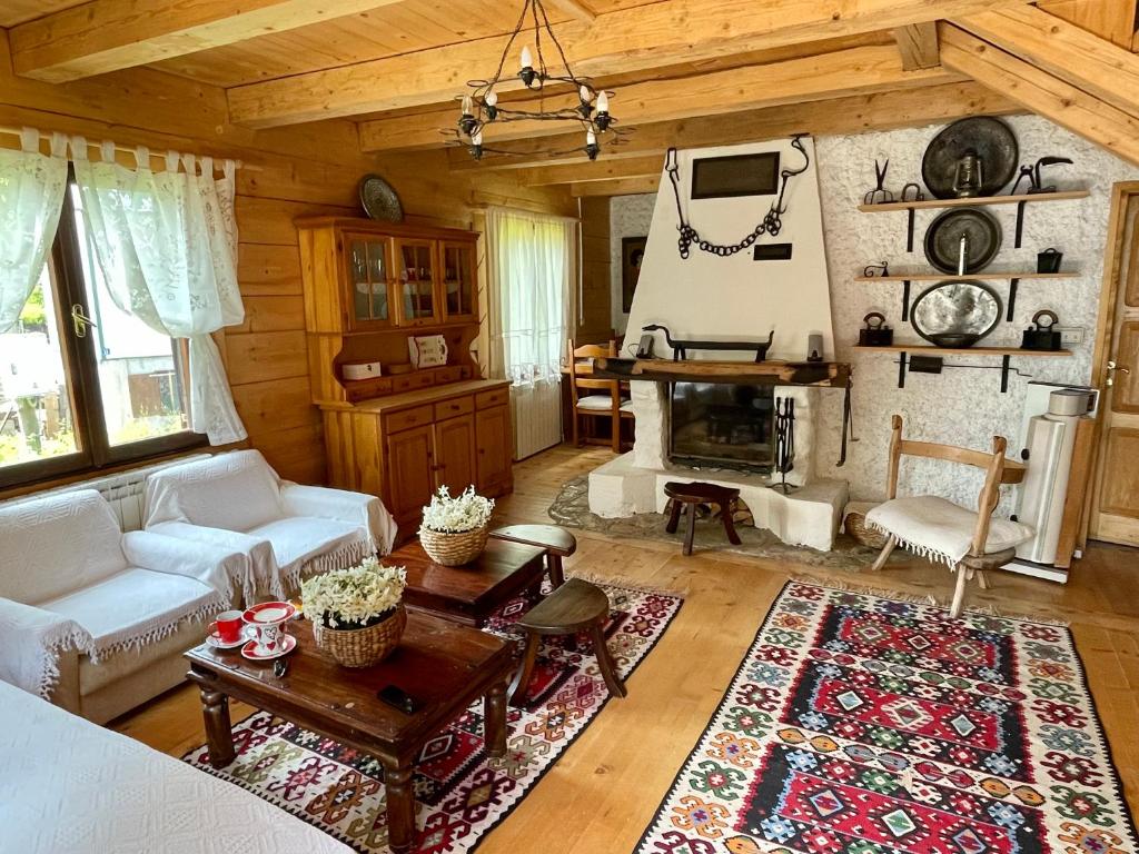 un soggiorno con divano e camino di Fireplace Chalet a Žabljak