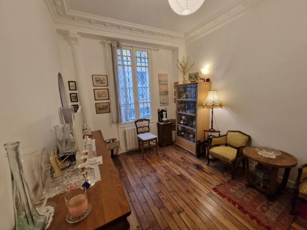 un salon avec une table et des chaises dans l'établissement Appartement 2 pièces à Auteuil, à Paris