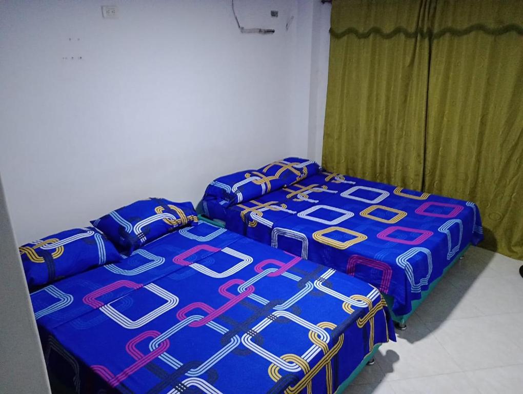 um grupo de quatro sacos de bagagem azuis num quarto em Apartamento en Santa Marta - 502 em Santa Marta