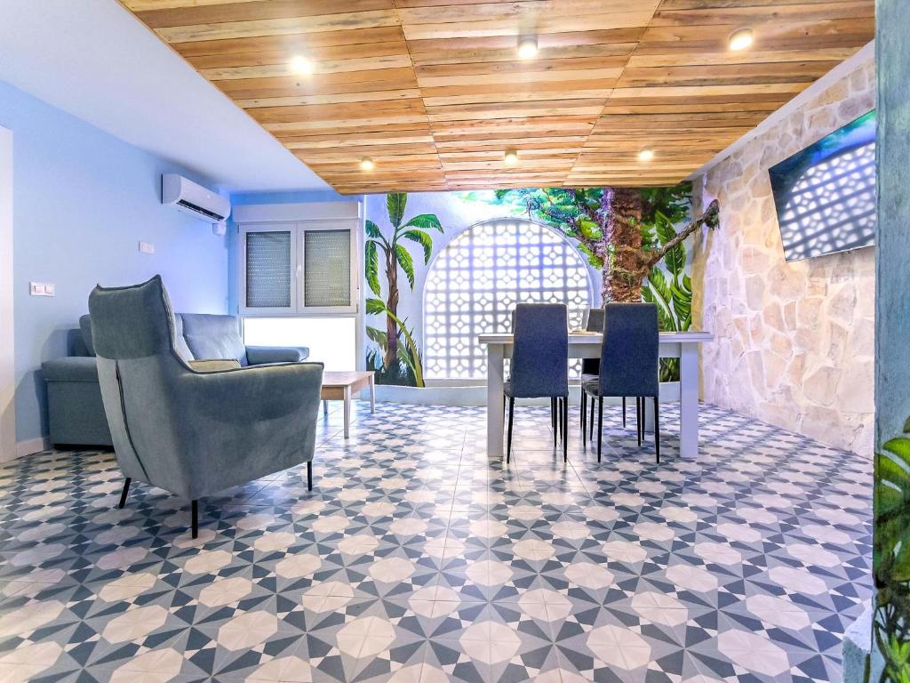 アギラスにあるApartamentos Nirvana y Avernoのテーブルと椅子のあるリビングルーム