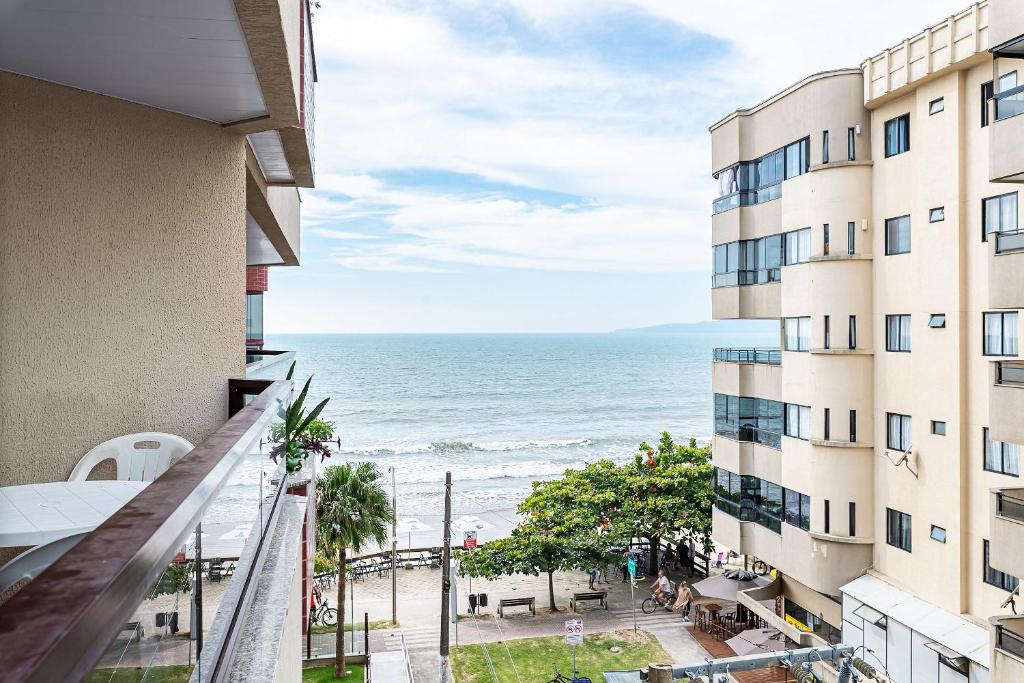 - un balcon offrant une vue sur l'océan dans l'établissement Apto pé na areia vista mar em Meia Praia EVB308, à Itapema