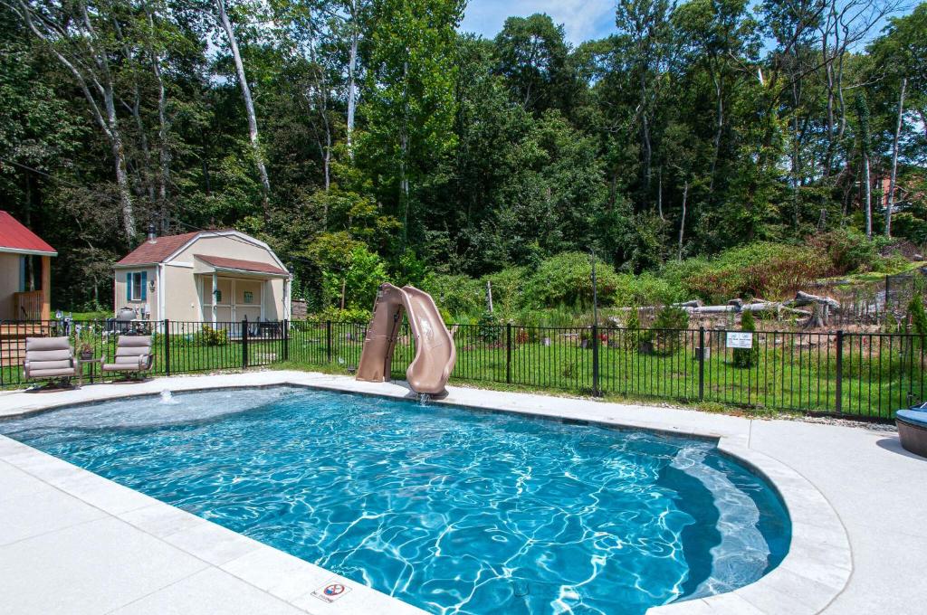 una piccola piscina con scivolo in un cortile di NEW Secluded Pool Home 20 Mins to DWTN a Bellevue
