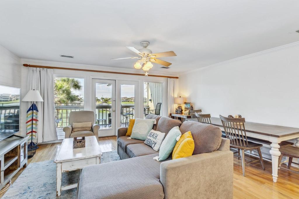 TV a/nebo společenská místnost v ubytování Walk 2 Beach Golf Dining & More -Sleeps 12