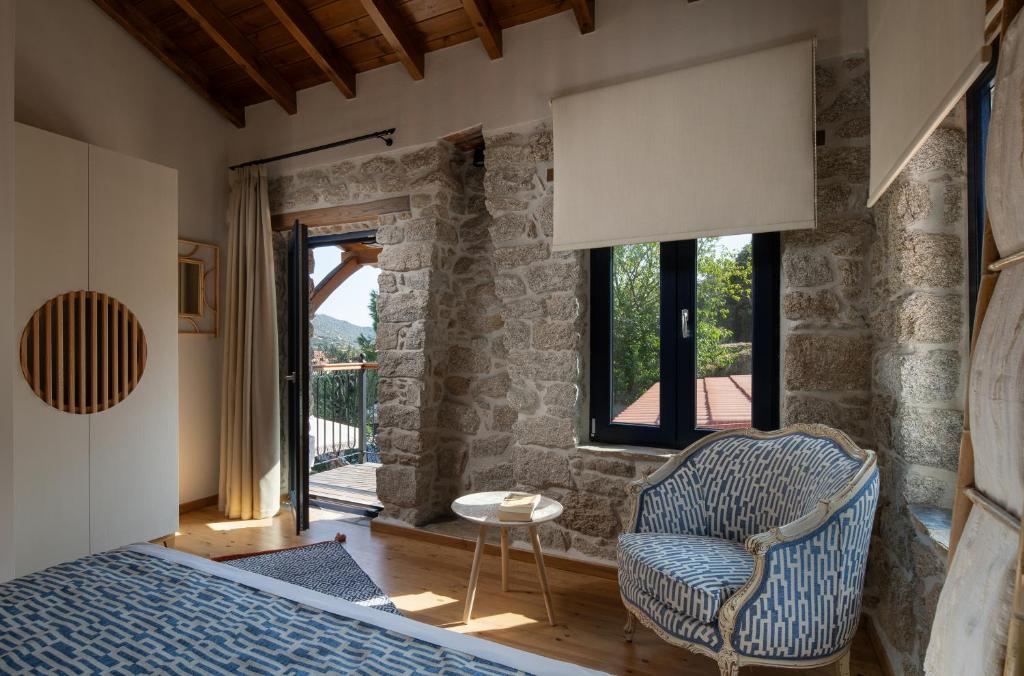 Postel nebo postele na pokoji v ubytování Lithos Villas Apollon