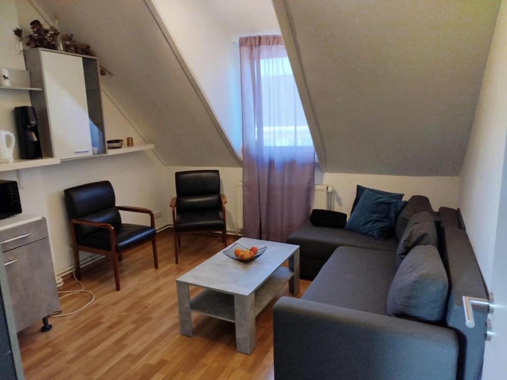 een woonkamer met een bank en een tafel bij Apartment Tamara in Wiesbaden