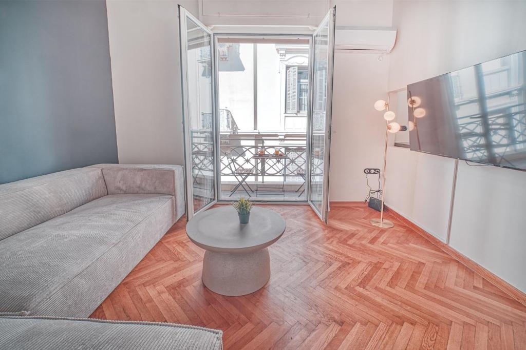sala de estar con sofá y mesa en Apollonos apartment, en Atenas