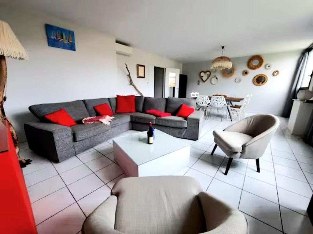 un salon avec un canapé, des chaises et une table dans l'établissement Le Sensation - En plein coeur de ville- ascenseur, à Nîmes