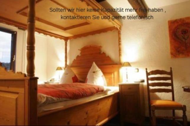 ein Schlafzimmer mit einem Holzbett mit einem Holzrahmen in der Unterkunft Lahnromantik in Nassau