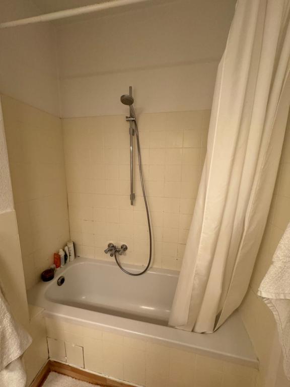 Das Bad ist mit einer Badewanne mit einer Dusche ausgestattet. in der Unterkunft Wohnung Apartment Düsseldorf zentral in Düsseldorf