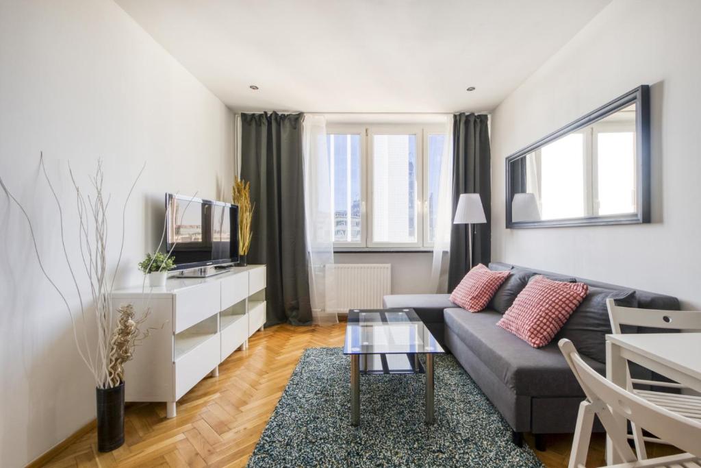 Televízia a/alebo spoločenská miestnosť v ubytovaní Pańska Residence