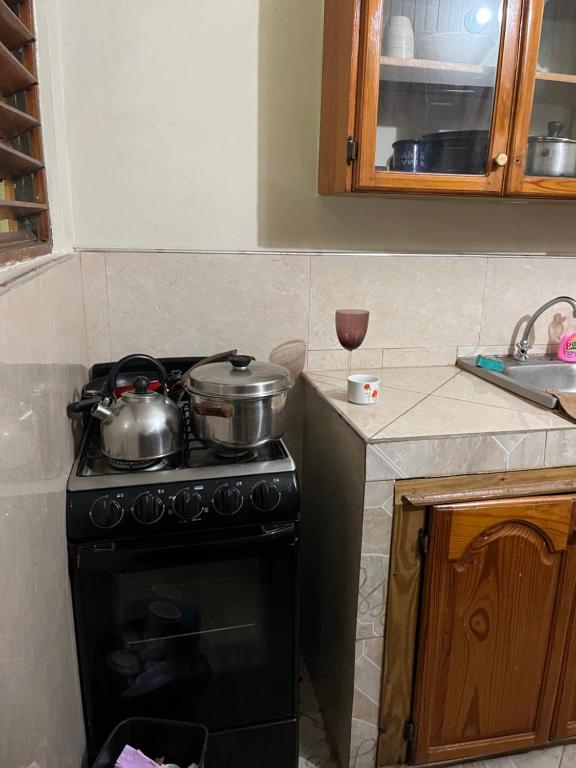 Dapur atau dapur kecil di Andre's Guest House