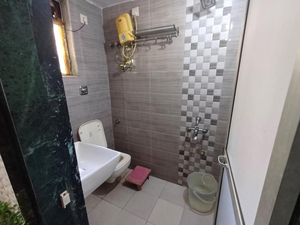 ムンバイにあるSai residencyの小さなバスルーム(洗面台、トイレ付)