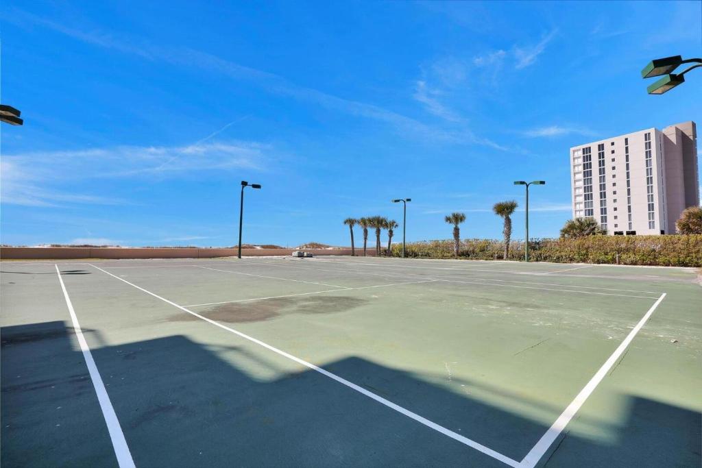 Tiện nghi tennis/bóng quần (squash) tại Beachfront Condo w/ View & Pool, Sleeps 8