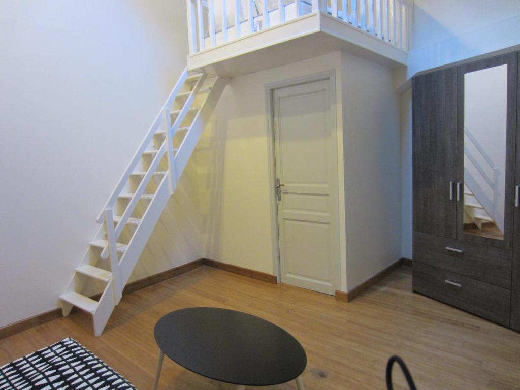 une chambre avec un escalier et une table dans l'établissement Belvedere, à Le Pré-Saint-Gervais