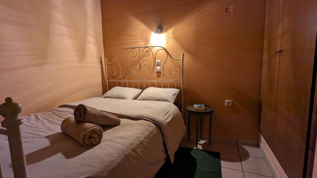 una piccola camera con letto con testiera di Diminio 2 Apartment at Livadi Arachova ad Aráchova