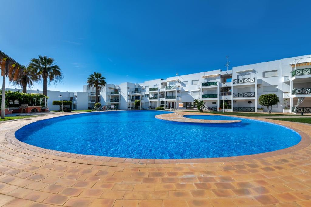 uma grande piscina em frente a um edifício em Sun Lovers Altura T1 Pool & Balcony em Altura