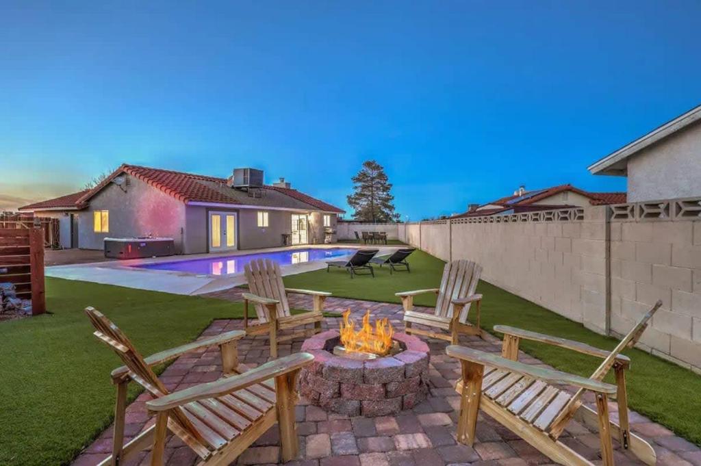 un patio con sillas y una hoguera en 1 Story, 3 BR Home w Hot tub, Pool Grill, Firepit, en Las Vegas