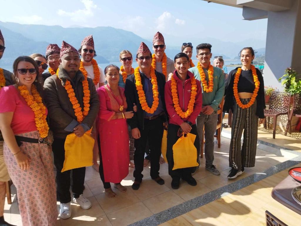 Un gruppo di persone si sta posando per una foto di Beli Guest House a Pokhara