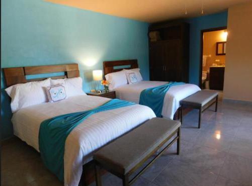 een hotelkamer met 2 bedden in een kamer bij Pacific Inn hotel in Sayulita