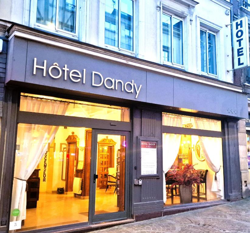 un magasin d'hôtellerie dans une rue avec un panneau. dans l'établissement Hotel Dandy Rouen centre, à Rouen