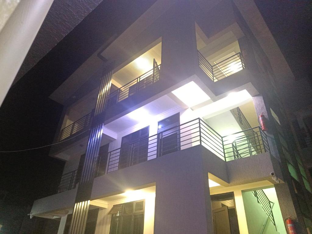 ein Gebäude mit Lichtern an der Seite in der Nacht in der Unterkunft MANOVA BOUTIQUE HOTEL KIGALI in Kigali