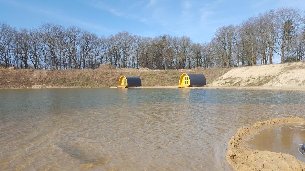 dos entradas a un cuerpo de agua en Tiny House Cuxhaven am See, en Nordholz