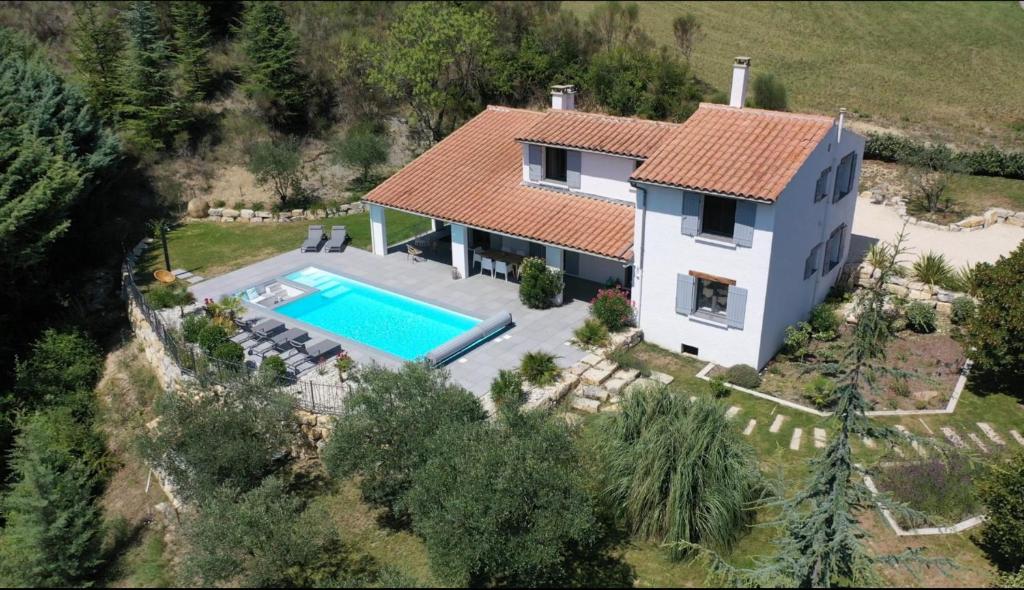 een luchtfoto van een huis met een zwembad bij Le Mas des Doux Instants in Saint-Ferréol-Trente-Pas