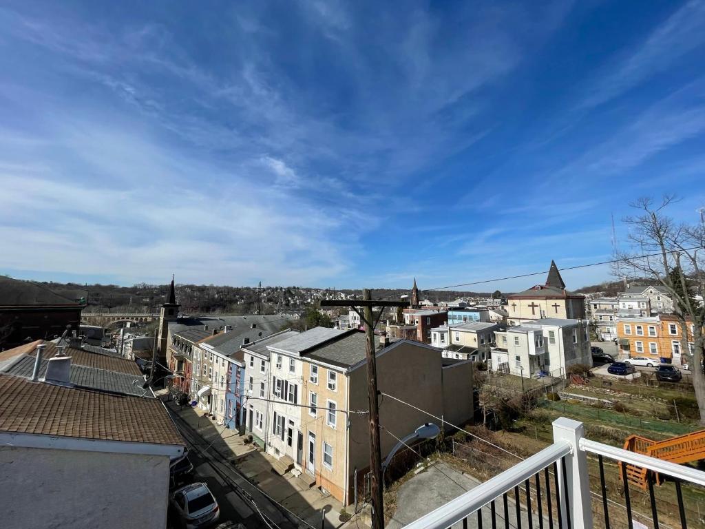 - Balcón con vistas a la ciudad en Silverwood Serenity - Balcony and City Views with Parking, en Filadelfia