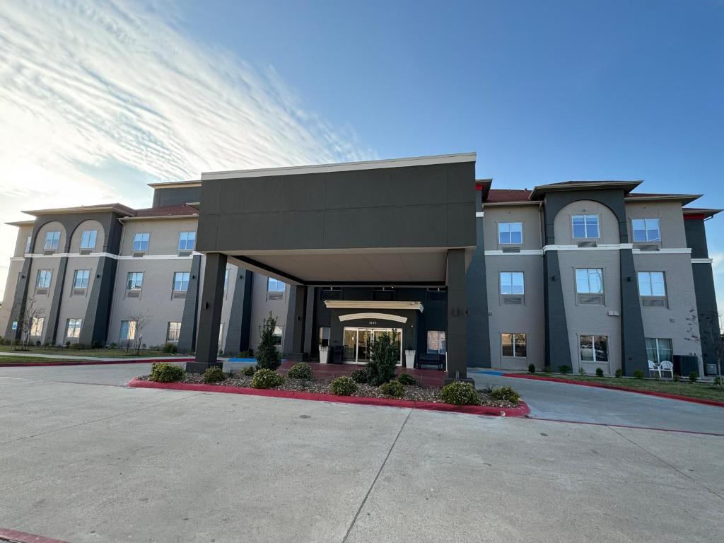 a large office building with a large entrance at Hawthorn Extended Stay by Wyndham Port Arthur in Port Arthur