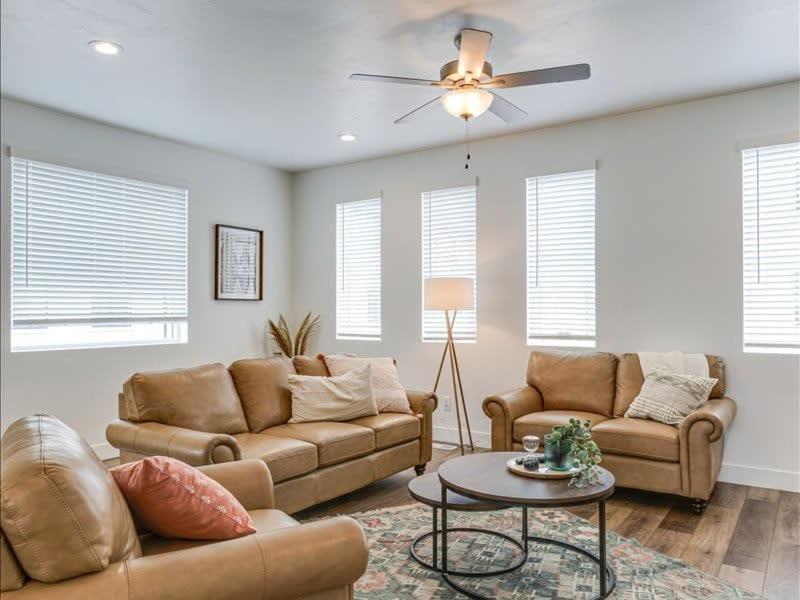 sala de estar con 2 sofás y ventilador de techo en Tranquil Locale Double Garage, en American Fork