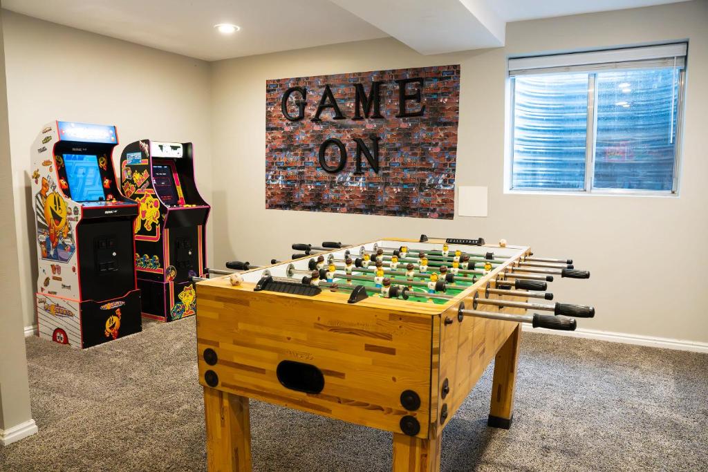 een spellenkamer met een tafelvoetbalspel en een videospel bij Kids Parks Nearby Game Room King bed in Orem