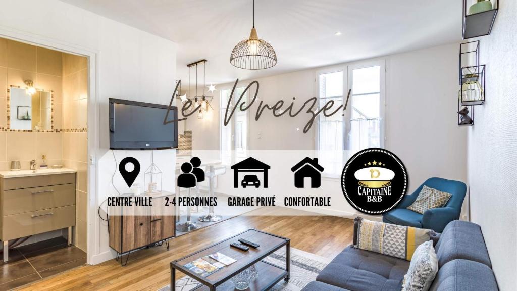 uma sala de estar com um sofá e uma televisão em Appartement "Le Preize" - Centre ville - Garage privé em Troyes